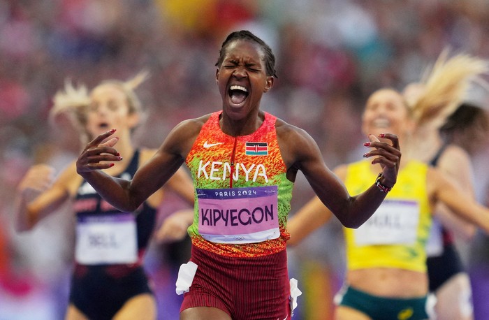 Paris 2024 Olympics - Athletics - Womens 1500m Final - Stade de France, Saint-Denis, France - August 10, 2024.  Faith Kipyegon of Kenya celebrates after winning gold. REUTERS/Aleksandra Szmigiel     TPX IMAGES OF THE DAY