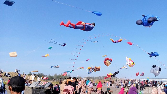 Festival layang-layang di Pantai Ketawang Indah, Purworejo, Minggu (11/8/2024).