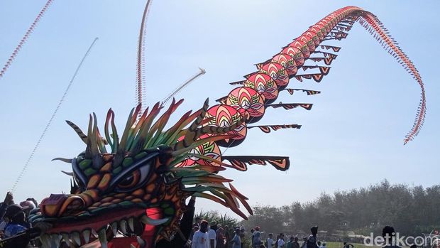 Festival layang-layang di Pantai Ketawang Indah, Purworejo, Minggu (11/8/2024).