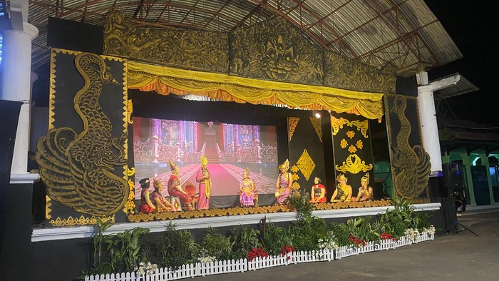Gelaran ketoprak kolaborasi Babad Hadeging Klaten di panggung terbuka Gedung Sunan Pandanaran, Jumat (9/8/2024).
