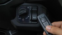 Tapi tenang, motor ini sudah dilengkapi beberapa fitur modern lain, seperti sistem kunci keyless lengkap dengan teknologi alarm. Selain itu, kapasitas  bagasinya lumayan luas, bisa menampung satu helm. Foto: Boon Siew Honda Malaysia