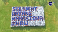 Terdapat pula logo IPB University, IPB Dramaga, IPB Taman Kencana, IPB Gunung Gede, IPB Baranangsiang, IPB Sukabumi, tagline Inspiring Innovation with Integrity, logo angkatan 61, dan masih banyak lagi. Foto: Panitia MPKMB IPB 61 - Tangkapan Layar IPB TV