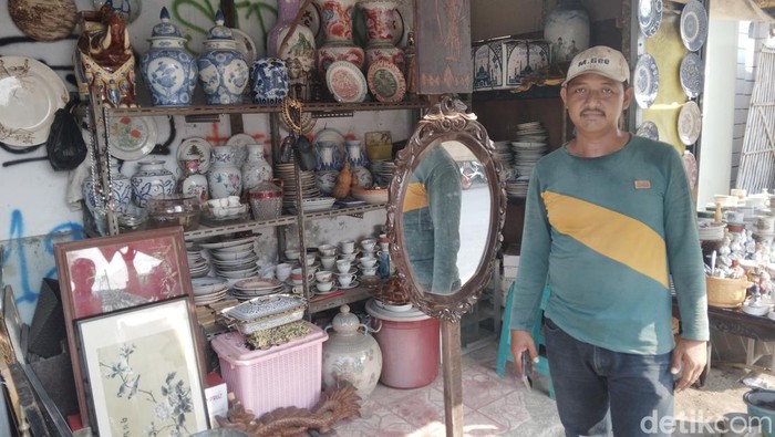 Jaja di depan lapak barang antik miliknya