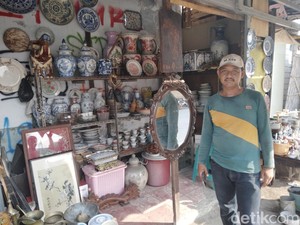 Kisah Jaja Puluhan Tahun Menjual Barang Antik di Cirebon
