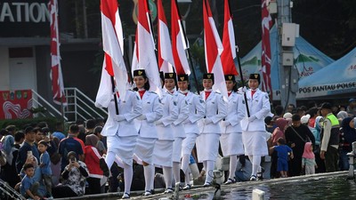 Jelang HUT RI, Paskibra Kibarkan Bendera Merah Putih di Bundaran HI