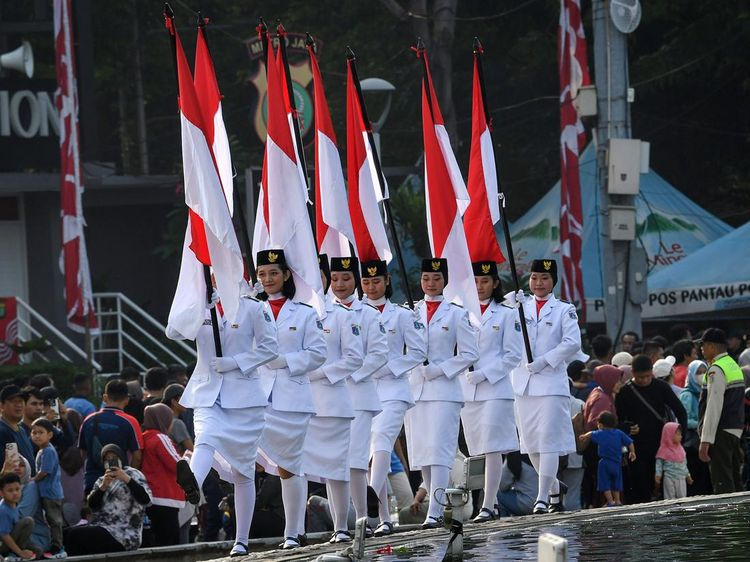 Jelang HUT RI, Paskibra Kibarkan Bendera Merah Putih di Bundaran HI