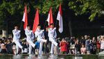 Jelang HUT RI, Paskibra Kibarkan Bendera Merah Putih di Bundaran HI