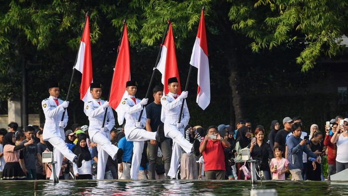 Sejumlah pasukan pengibar bendera (Paskibra) berbaris membawa bendera Merah Putih saat hari bebas kendaraan bermotor (HBKB) di Bundaran Hotel Indonesia (HI), Jakarta, Minggu (11/8/2024). Pengibaran bendera tersebut dilakukan selama Agustus sebagai bagian dari program Bulan Kebangsaan untuk menyambut HUT ke-79 Kemerdekaan Republik indonesia sekaligus meningkatkan kecintaan masyarakat terhadap Tanah Air. ANTARA FOTO/Aditya Pradana Putra/foc.