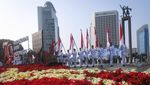 Jelang HUT RI, Paskibra Kibarkan Bendera Merah Putih di Bundaran HI