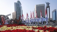Sejumlah Paskibra mengibarkan bendera merah putih di Bundaran HI, Jakarta, Minggu (11/8/2024).