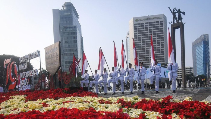 Sejumlah pasukan pengibar bendera (Paskibra) berbaris membawa bendera Merah Putih saat hari bebas kendaraan bermotor (HBKB) di Bundaran Hotel Indonesia (HI), Jakarta, Minggu (11/8/2024). Pengibaran bendera tersebut dilakukan selama Agustus sebagai bagian dari program Bulan Kebangsaan untuk menyambut HUT ke-79 Kemerdekaan Republik indonesia sekaligus meningkatkan kecintaan masyarakat terhadap Tanah Air. ANTARA FOTO/Aditya Pradana Putra/foc.
