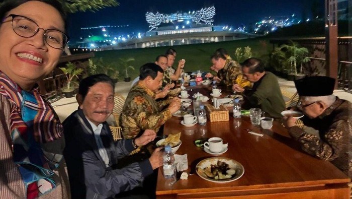 Presiden Jokowi dan Airlangga Kartasasmita Bercengkrama Sambil Menyantap Bakso di Kediaman IKN