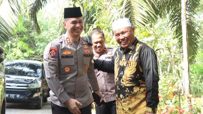 Kapolres Indragiri Hulu AKBP Fahrian Saleh Siregar ketika bertemu tokoh agama (Foto: Dok. Polres Inhu)