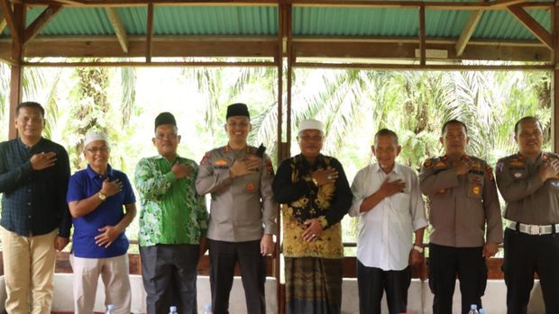 Kapolres Indragiri Hulu AKBP Fahrian Saleh Siregar saat bertemu tokoh agama (Foto: Dok. Polres Inhu)