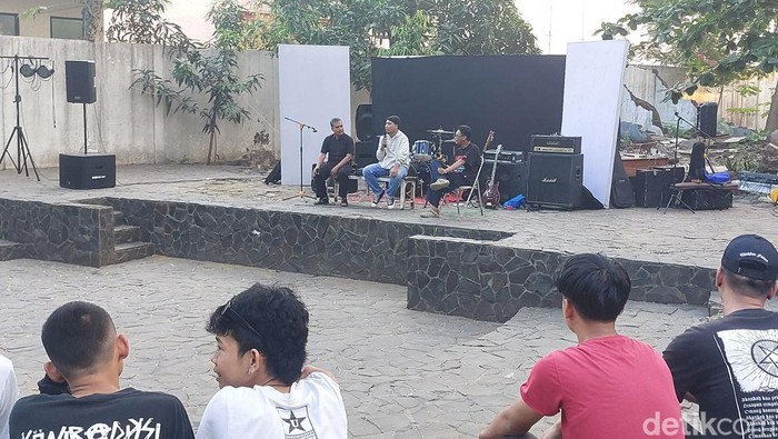 Kegiatan acara tribute untuk Mama Jana di Gedung Kesenian Rarasantang Kota Cirebon