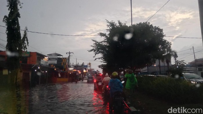 Kemacatan di Jalan Letda Sujono Medan akibat banjir (Ahmad Arfah/detikcom) Kemacatan di Jalan Letda Sujono Medan akibat banjir (Ahmad Arfah/detikcom)