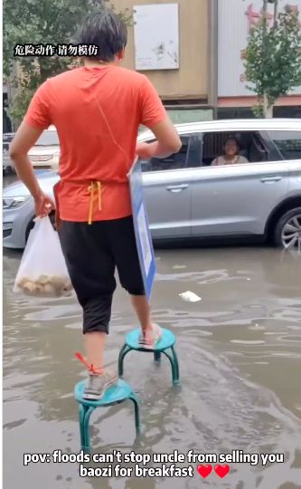 Keren! Ini Cara Pelayan Melayani Pembeli Meski Restoran Kebanjiran