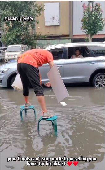 Keren! Ini Cara Pelayan Melayani Pembeli Meski Restoran Kebanjiran