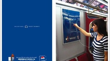 Pepsi memasang pemutar musik di poster interaktif mereka untuk menghibur penumpang kereta yang bosan. Foto: Pepsi via Brightside