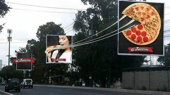 Iklan Pizza Hut menampilkan lezatnya keju mozarella yang mulur. Foto: Boredpanda