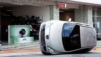 Iklan Kipas angin yang bisa membuat mobil terbalik saking kencang anginnya. Foto: Boredpanda
