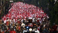 Kirab bendera merah putih itu diikuti ribuan warga. 