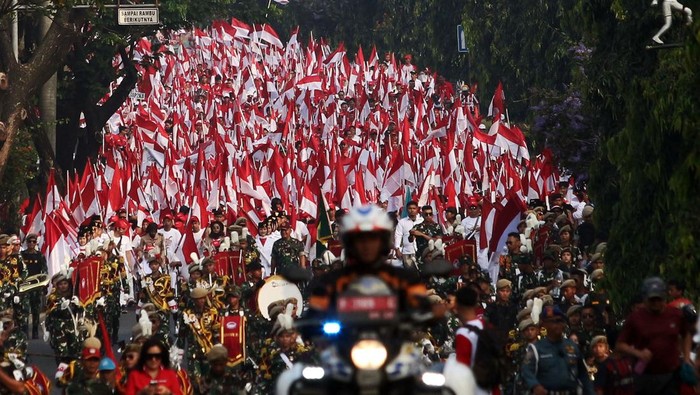 Foto udara sejumlah warga membawa bendera saat akan melaksanakan kirab bendera merah putih di Cibinong, Kabupaten Bogor, Jawa Barat, Minggu (11/8/2024). Pemerintah Kabupaten Bogor menyelenggarakan kirab bendera merah putih dengan 17.000 bendera dan diikuti 30.000 orang peserta, dalam rangka HUT Ke-79 Kemerdekaan RI. ANTARA FOTO/Yulius Satria Wijaya/foc.