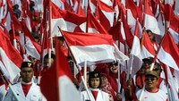 Paskibra bersama warga melakukan kirab bendera merah putih di Jalan Raya Tegar Beriman, Kabupaten Bogor, Jawa Barat, Minggu (11/8/2024).