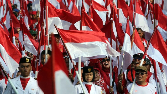 Foto udara sejumlah warga membawa bendera saat akan melaksanakan kirab bendera merah putih di Cibinong, Kabupaten Bogor, Jawa Barat, Minggu (11/8/2024). Pemerintah Kabupaten Bogor menyelenggarakan kirab bendera merah putih dengan 17.000 bendera dan diikuti 30.000 orang peserta, dalam rangka HUT Ke-79 Kemerdekaan RI. ANTARA FOTO/Yulius Satria Wijaya/foc.