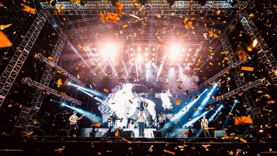 Melihat Lagi Serunya Sheila On 7 Hipnotis 20.000 Penonton Konser Tunggu Aku di Makassar