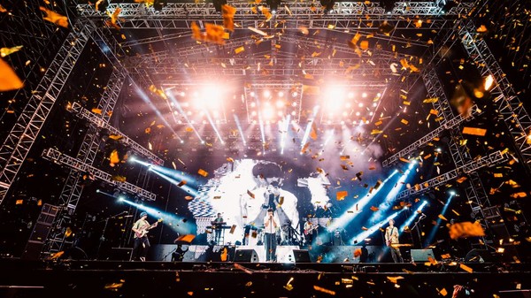 Melihat Lagi Serunya Sheila On 7 Hipnotis 20.000 Penonton Konser Tunggu Aku di Makassar