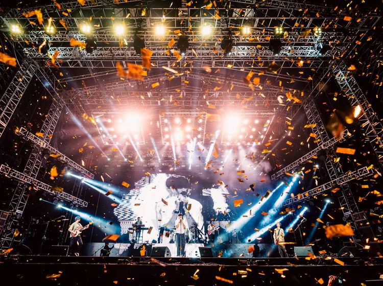 Melihat Lagi Serunya Sheila On 7 Hipnotis 20.000 Penonton Konser Tunggu Aku di Makassar