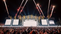 Foto: Konser dimulai dengan gebrakan lagu Radio yang langsung membangkitkan semangat penonton. (Dok. Istimewa)