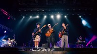 Foto: Aksi Kapal Udara sebagai bank pembuka konser Sheila On 7 di Makassar. (Dok. Istimewa)