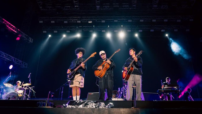 Konser Sheila On 7 di Makassar.