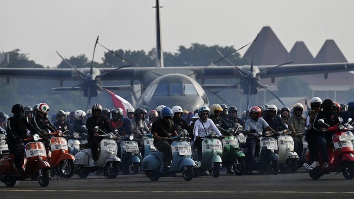 Panglima Komando Operasi Udara Nasional (Pangkoopsudnas) TNI Angkatan Udara Marsekal Madya TNI Tedi Rizalihadi (depan tengah) bersama pencinta skuter dalam acara Airforce Scooter Gathering di Pangkalan TNI Angkatan Udara (Lanud) Halim Perdanakusuma, Jakarta, Minggu (11/8/2024). Kegiatan yang diikuti lebih dari 500 peserta dari berbagai komunitas skuter tersebut merupakan rangkaian dari peringatan HUT ke-72 Lanud Halim Perdanakusuma pada 17 Agustus 2024. ANTARA FOTO/Muhammad Ramdan/foc.c