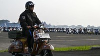 Yohanes Mustamu yang akan berpergian ke Italia menggunakan skuter listrik konversi memimpin konvoi dalam acara Airforce Scooter Gathering di Lanud Halim Perdanakusuma.