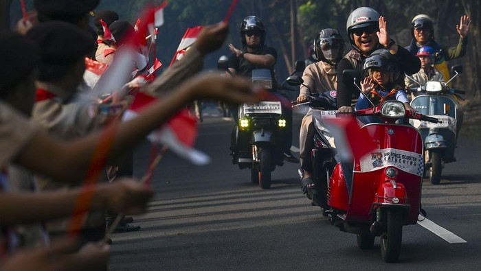 Panglima Komando Operasi Udara Nasional (Pangkoopsudnas) TNI Angkatan Udara Marsekal Madya TNI Tedi Rizalihadi (depan tengah) bersama pencinta skuter dalam acara Airforce Scooter Gathering di Pangkalan TNI Angkatan Udara (Lanud) Halim Perdanakusuma, Jakarta, Minggu (11/8/2024). Kegiatan yang diikuti lebih dari 500 peserta dari berbagai komunitas skuter tersebut merupakan rangkaian dari peringatan HUT ke-72 Lanud Halim Perdanakusuma pada 17 Agustus 2024. ANTARA FOTO/Muhammad Ramdan/foc.c