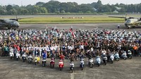 Pangkoopsudnas TNI AU Marsekal Madya TNI Tedi Rizalihadi foto bersama pencinta skuter dalam acara Airforce Scooter Gathering di Lanud Halim Perdanakusuma, Jakarta, Minggu (11/8/2024).