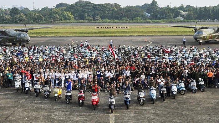Panglima Komando Operasi Udara Nasional (Pangkoopsudnas) TNI Angkatan Udara Marsekal Madya TNI Tedi Rizalihadi (depan tengah) bersama pencinta skuter dalam acara Airforce Scooter Gathering di Pangkalan TNI Angkatan Udara (Lanud) Halim Perdanakusuma, Jakarta, Minggu (11/8/2024). Kegiatan yang diikuti lebih dari 500 peserta dari berbagai komunitas skuter tersebut merupakan rangkaian dari peringatan HUT ke-72 Lanud Halim Perdanakusuma pada 17 Agustus 2024. ANTARA FOTO/Muhammad Ramdan/foc.c