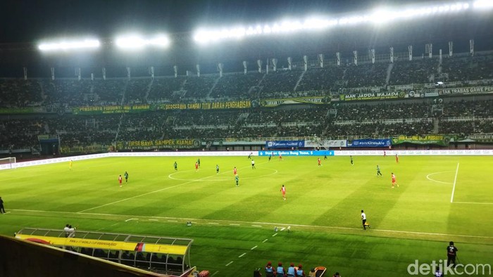 Laga Persebaya vs PSS Sleman