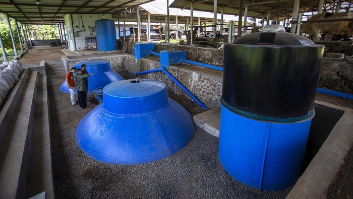 Pengurus koperasi memeriksa instrumen pengolahan biogas di Koperasi Serba Usaha (KSU) Nugraha Jaya, Cigugur, Kuningan, Jawa Barat, Sabtu (10/8/2024). KSU Nugraha Jaya memanfaatkan limbah kotoran sapi untuk dijadikan biogas yang dikonversi menjadi energi listrik untuk kebutuhan sehari-hari. ANTARA FOTO/Dedhez Anggara/nz.
