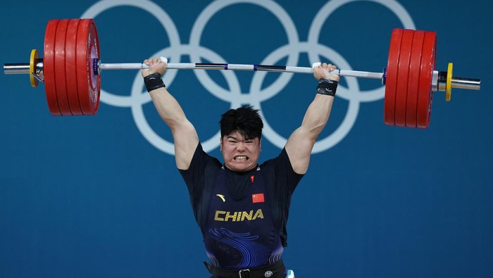 Paris 2024 Olympics - Weightlifting - Mens 102kg - South Paris Arena 6, Paris, France - August 10, 2024. Huanhua Liu of China in action. REUTERS/Amanda Perobelli