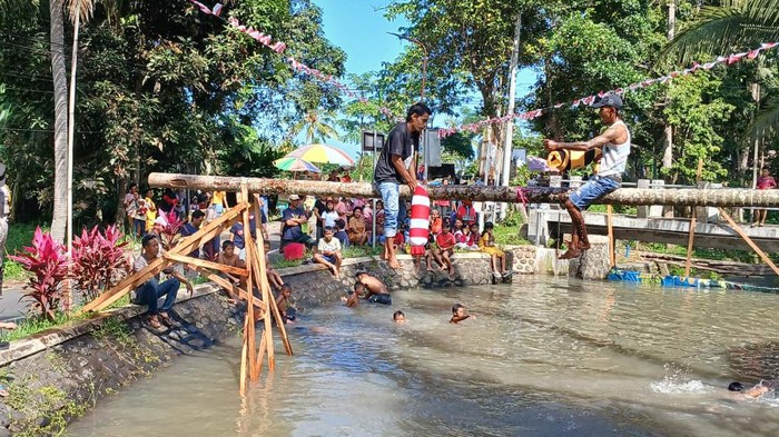 Lomba Agustusan gebuk bantal di Glagah Banyuwangi