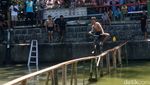 Keseruan Lomba Sepeda di Atas Air