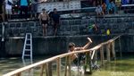 Keseruan Lomba Sepeda di Atas Air