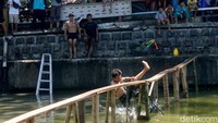 Lembar jembatan darurat yang hanya 5 centi meter itu menjadi rintangan yang harus dilewati para perserta.