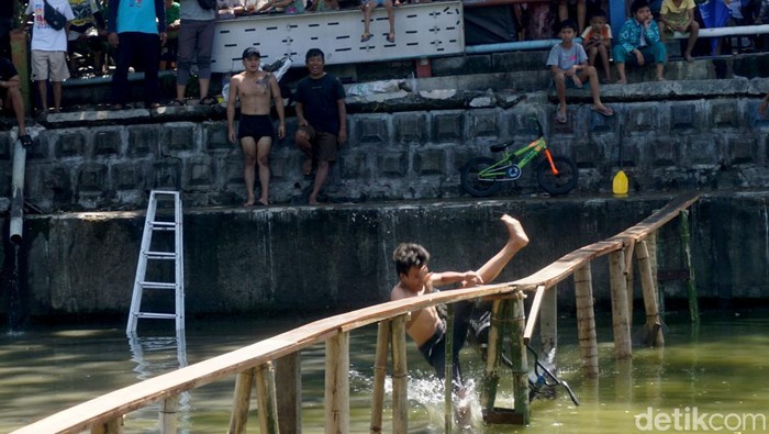 lomba sepeda di atas air di kampung Jogoloyo Surabaya