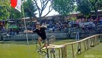Keseruan Lomba Sepeda di Atas Air