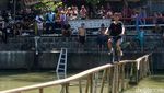 Keseruan Lomba Sepeda di Atas Air